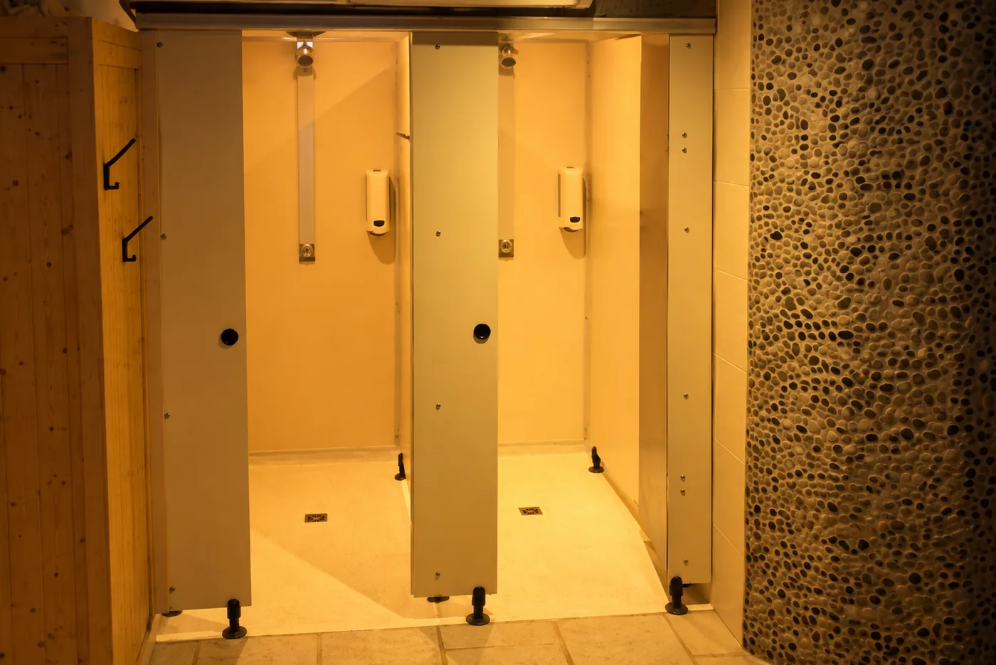 Douches individuelles, Sauna Prado à La Couronne