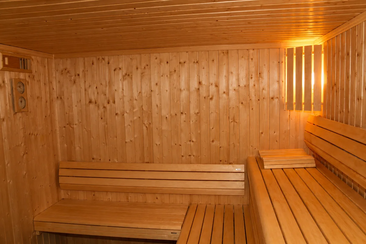 Le sauna finlandais du Prado, banquettes en bois clair et éclairage tamisé
